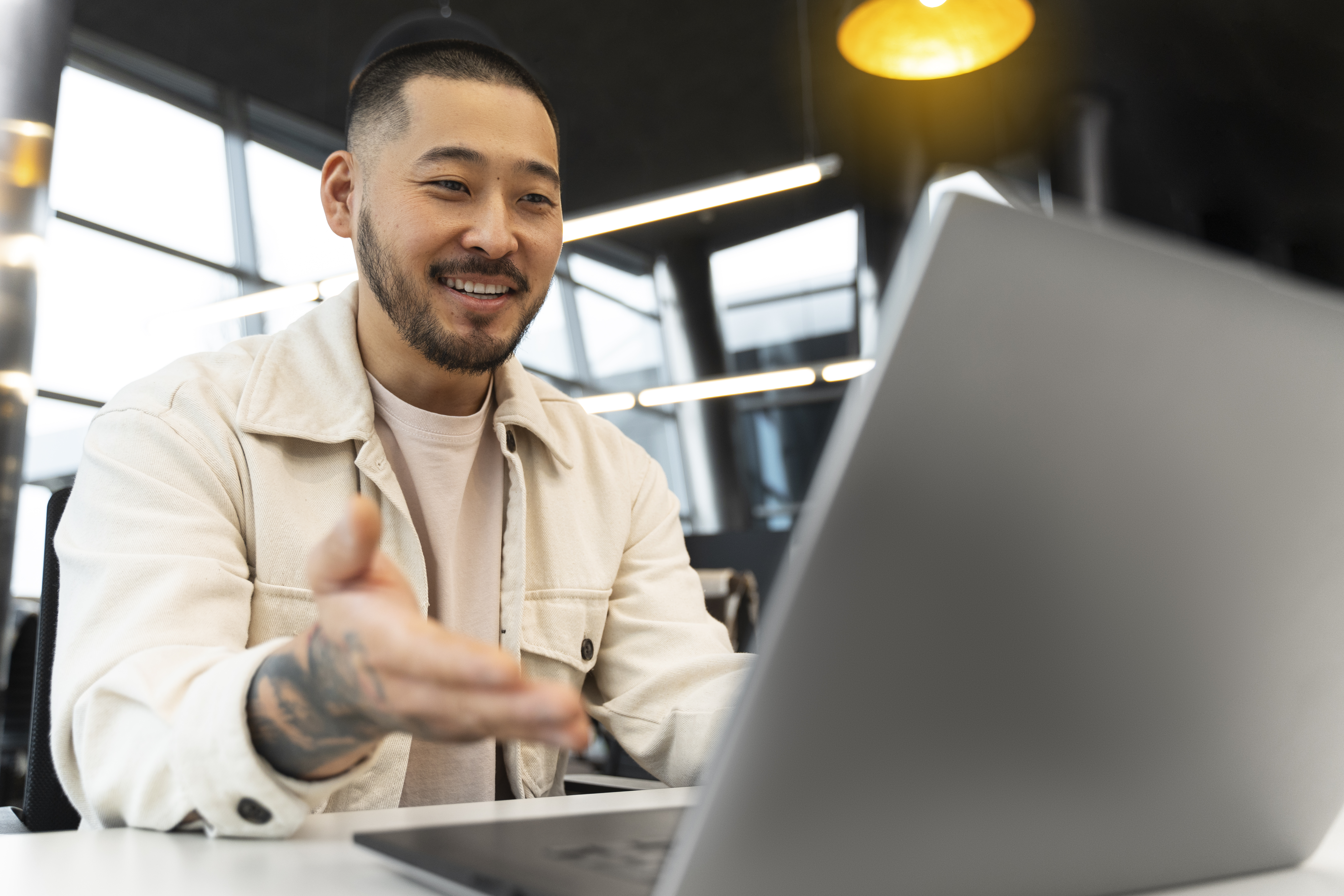 Hombre trabajando en un escritorio con un monitor